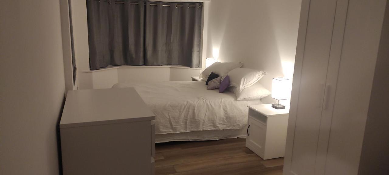 Adorable One-Bedroom Flat With Patio Garden. Southwick  Ngoại thất bức ảnh