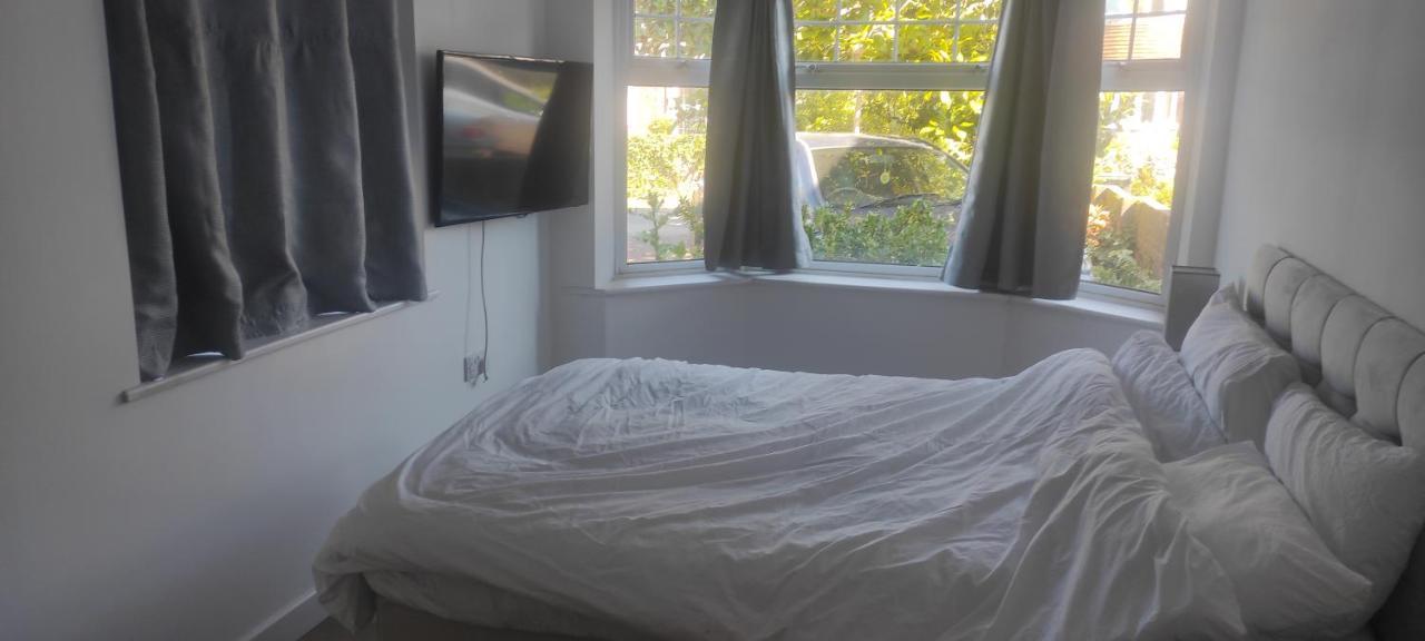 Adorable One-Bedroom Flat With Patio Garden. Southwick  Ngoại thất bức ảnh